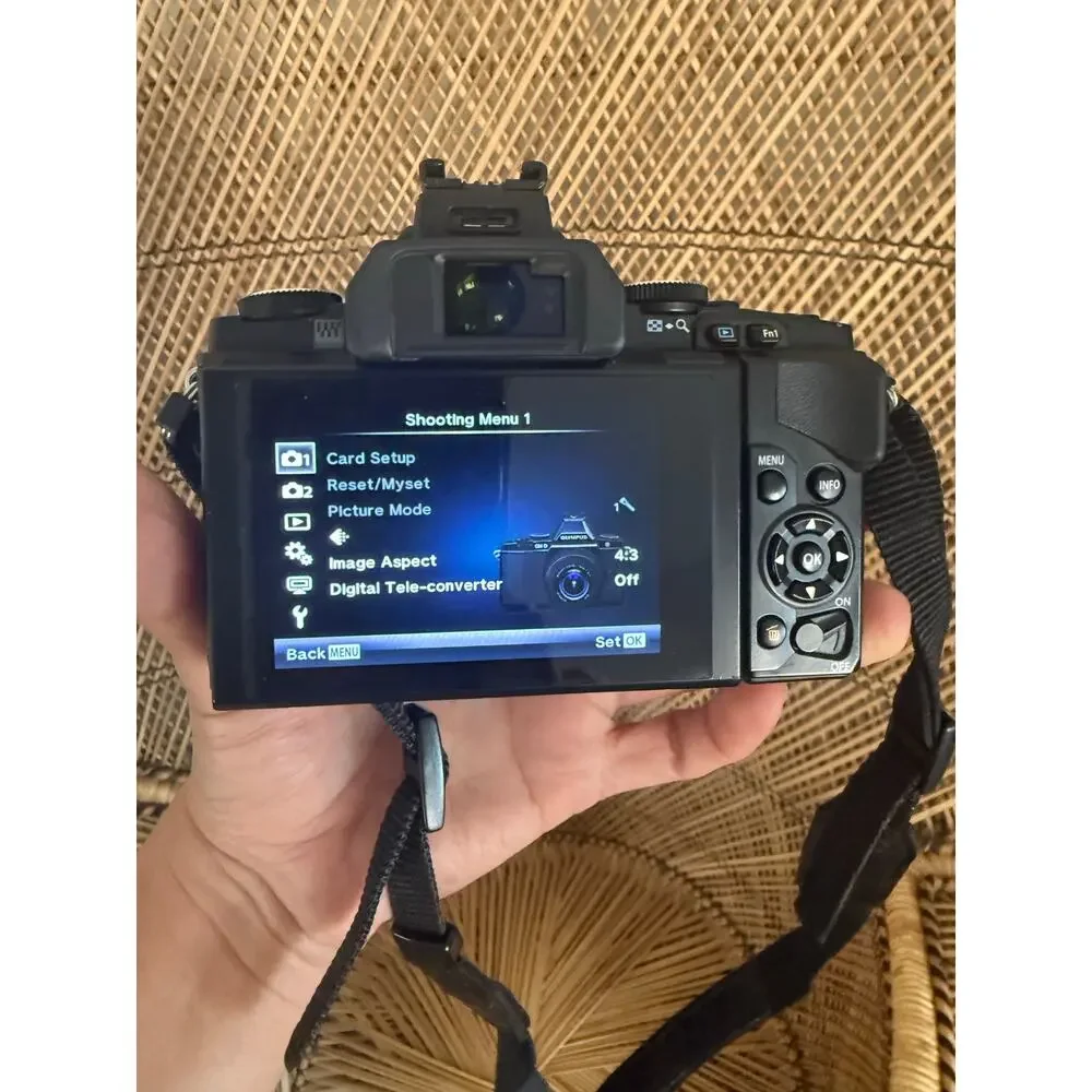OLYMPUS OM-D E-M5 16MP DIGITAL CAMERA BODY FLASH BATTERIES CHARGER OG BOX